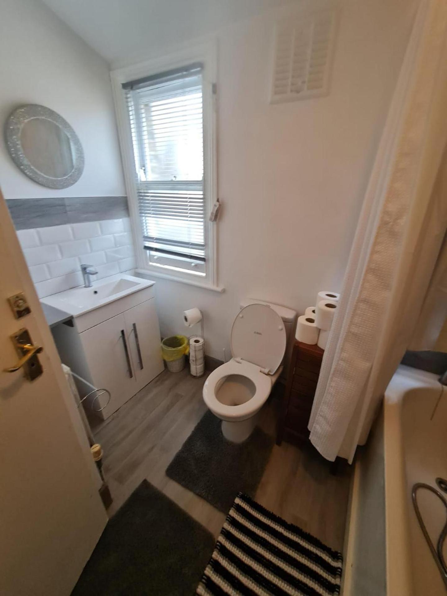3-bed House In Self-contained In Ladywell *