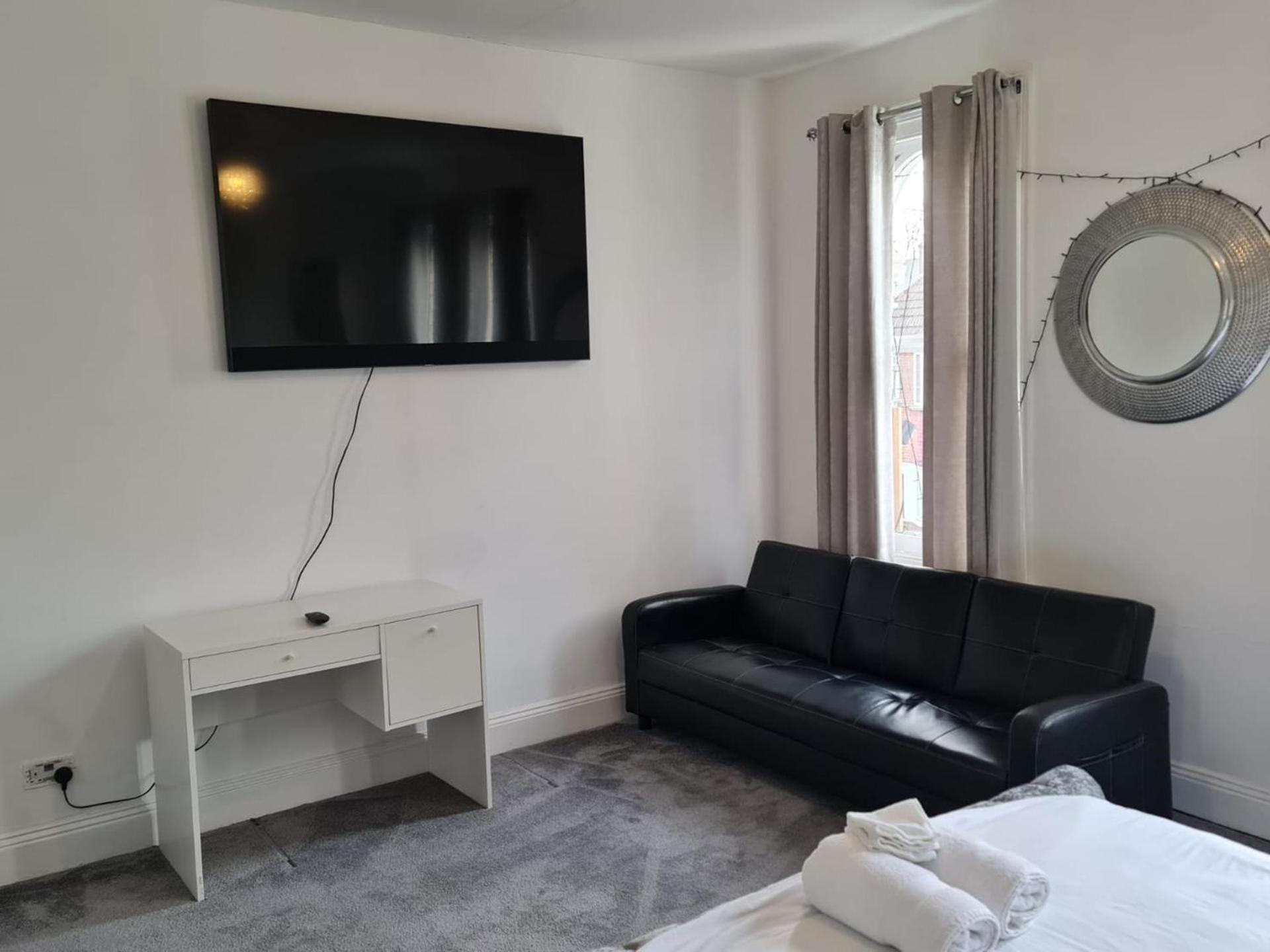 3-bed House In Self-contained In Ladywell *