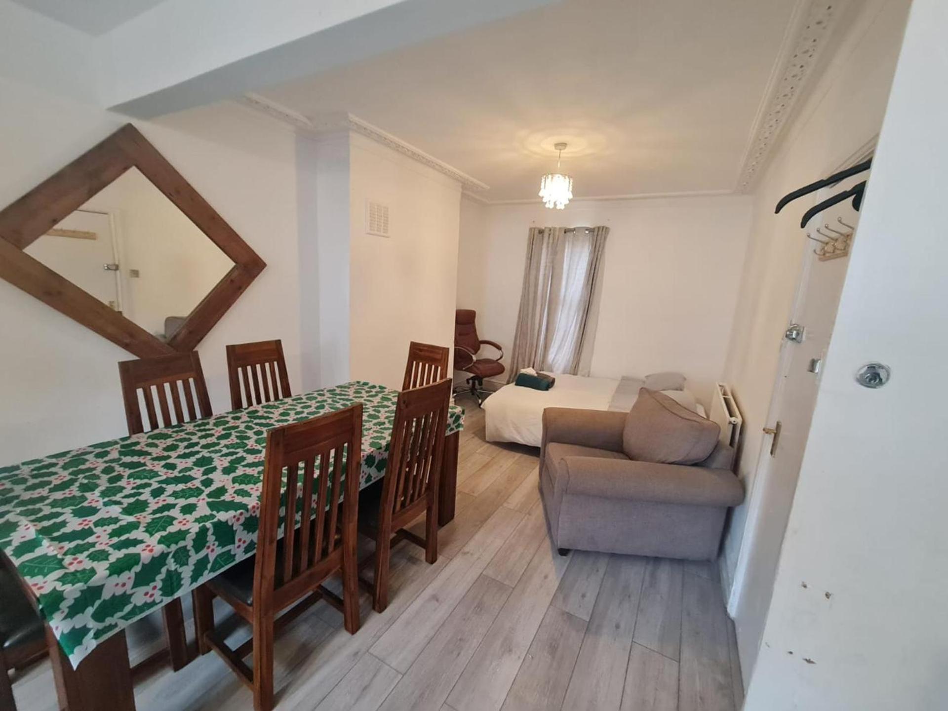 3-bed House In Self-contained In Ladywell